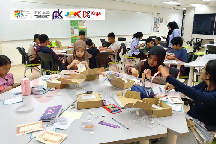 here’s a sneak peek into today’s holiday program at malaysia fun with lights, circuits & bioinf (2)