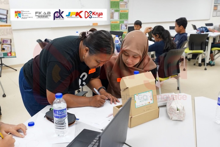 here’s a sneak peek into today’s holiday program at malaysia fun with lights, circuits & bioinf (6)