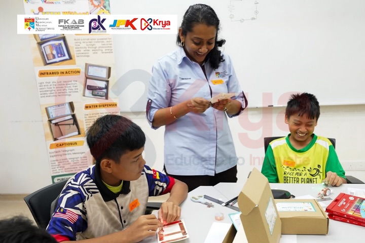 here’s a sneak peek into today’s holiday program at malaysia fun with lights, circuits & bioinf (7)
